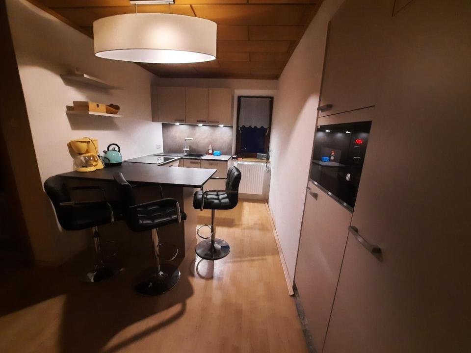 Küche mit Barhocker und Tisch