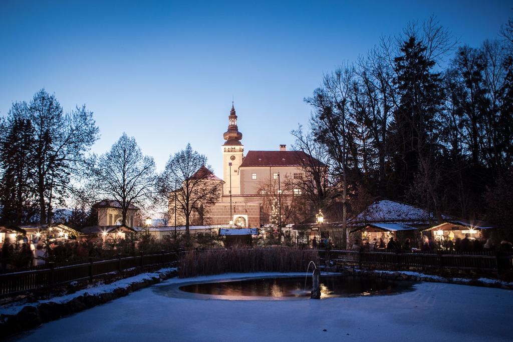 Ansicht vom Teich - Weinberger Schloss Advent